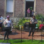 3 guitares électriques et une chanteuse