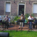 Un violon, un piano, une guitare, une batterie, un saxophone, une clarinette et une guitare électrique