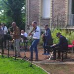 Un violon, un piano, une guitare, une batterie, un saxophone et une clarinette