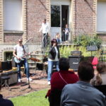 Une chanteuse et une guitare électrique