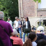 Une chanteuse et une guitare électrique