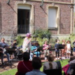 Des chanteurs, une guitare électrique, une batterie et des ukulélés