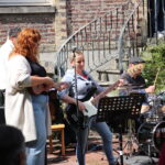 Un ukulélé, une guitare électrique et une batterie