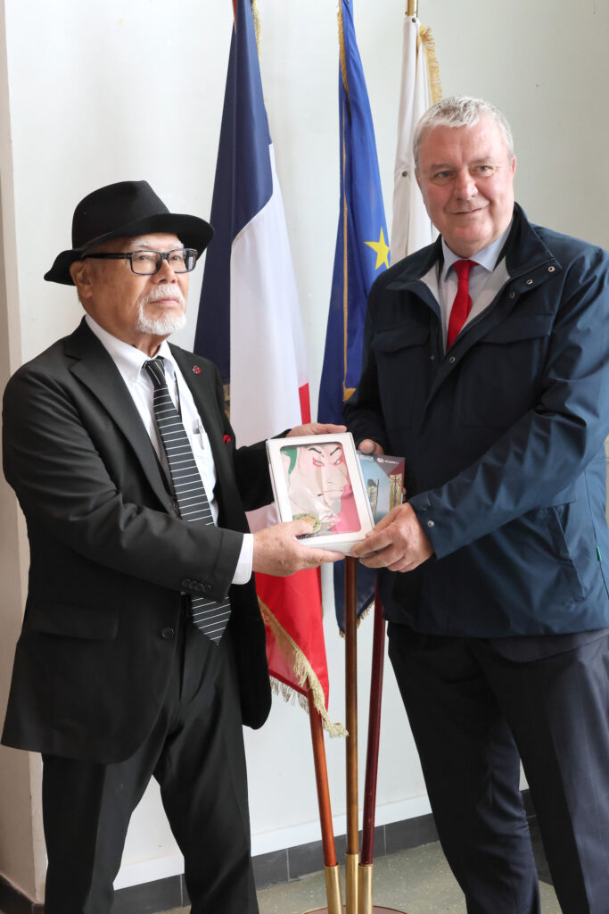 Echange de cadeau entre Monsieur Tadayoshi Ogawa et Jean-Paul Lecoq.
