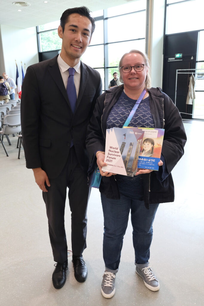 Joël Naoki Christoph, membre franco-japonais de Peace Boat, offre un présent au collège Gustave-Courbet.