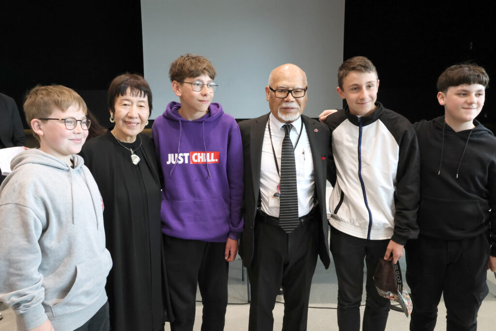 Photo souvenir avec les Hibakusha