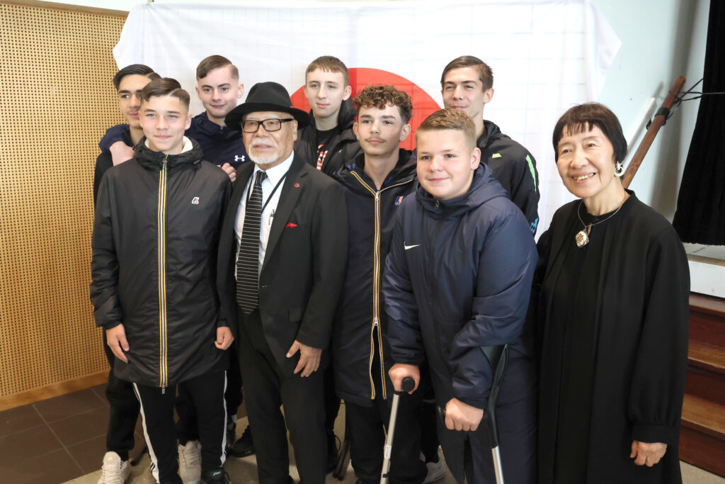 Photo souvenir entre les collégiens gonfrevillais et les Hibakusha