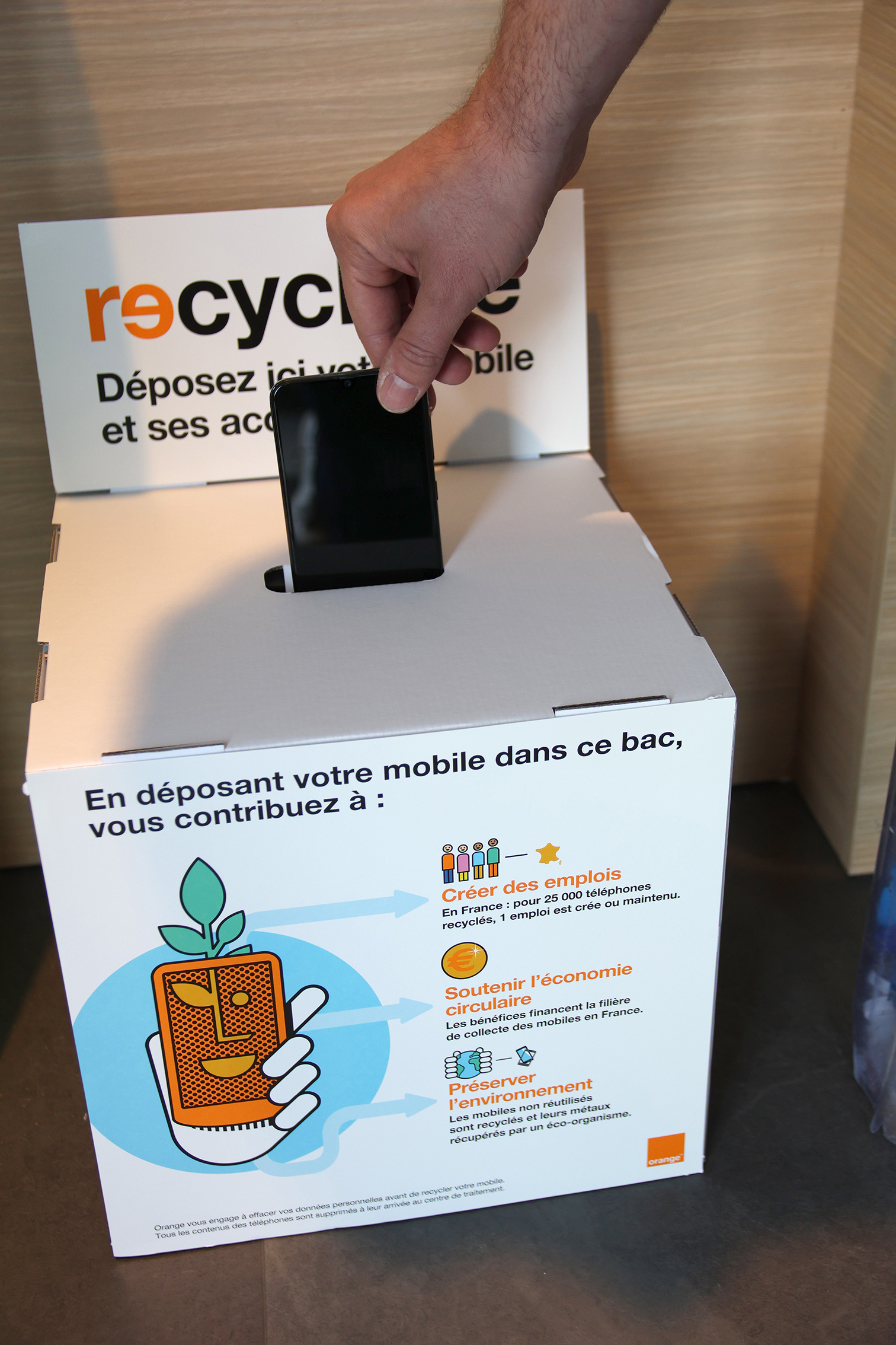 Bac de collecte de recyclage de smartphones usagers